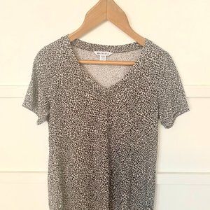 ATHLETA Breezy Scoop V-Neck Tee Micro Cheetah Magnolia White Size S